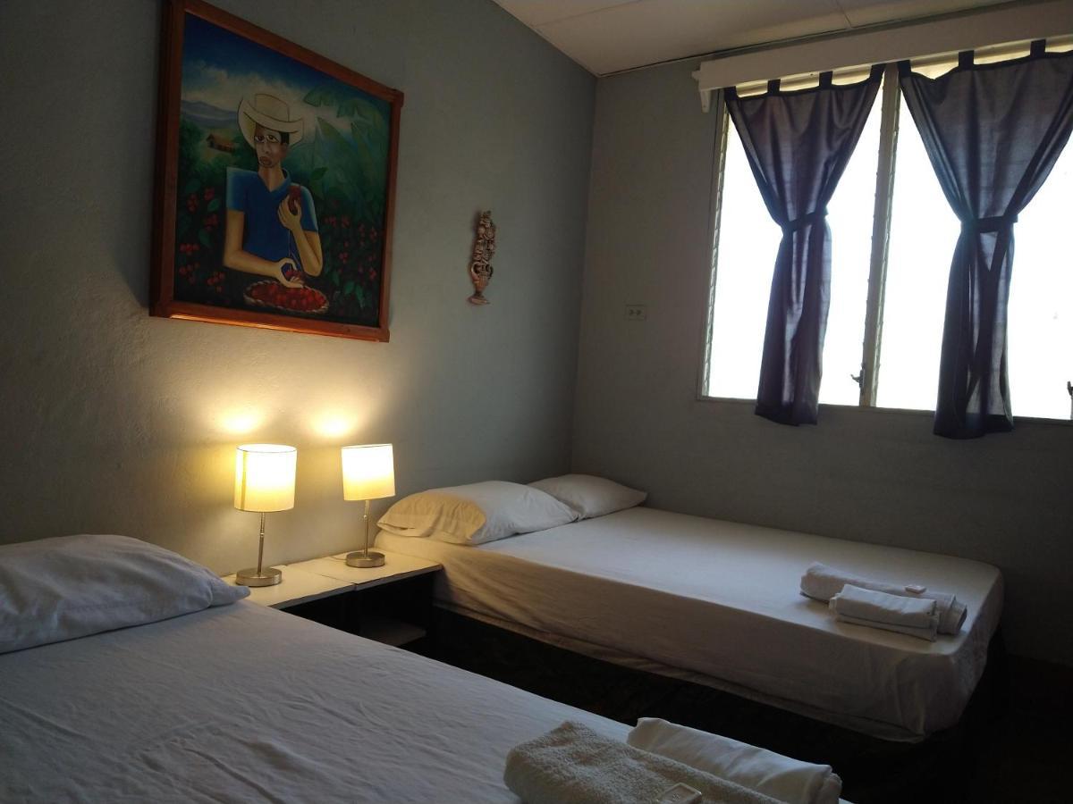 Hostal Harvest House León Екстериор снимка